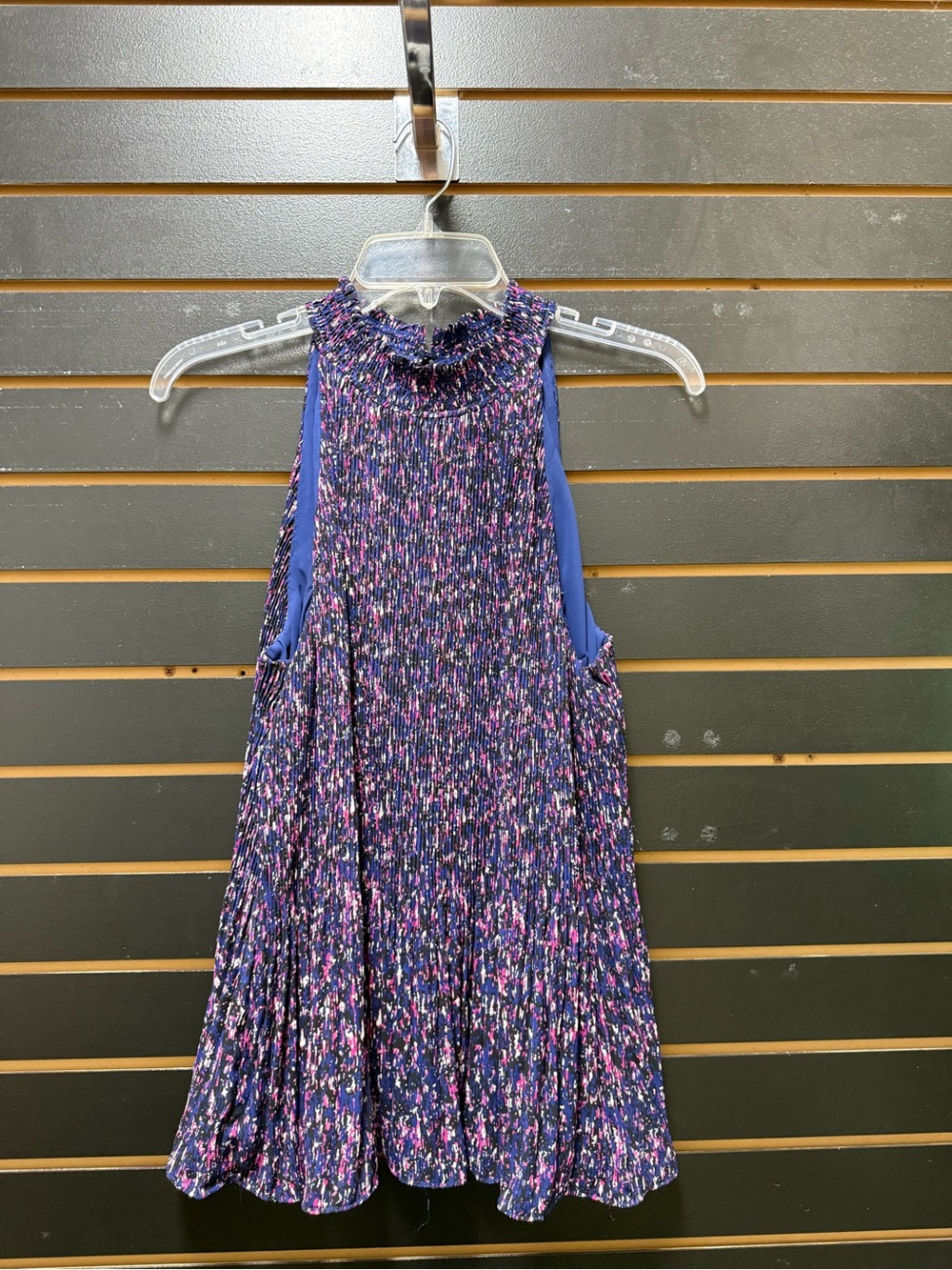 APT. 9 Size L Blue Pink Abstract Print Pleated Sleeveless Swing Top